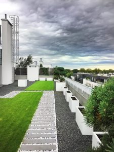 Lekkie donice Victotum spójne z architekturą tarasu